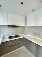 Armarios de cocina modernos con encimera de cuarzo y respaldo