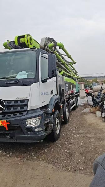 Camion pompe à béton d'occasion de 2021 avec une profondeur de tissu maximale de 56 m et une transmission automatique, conforme à la norme d'émission nationale V