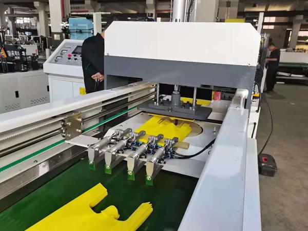 Machine automatique de fabrication de sacs de T-shirts en polypropylène
