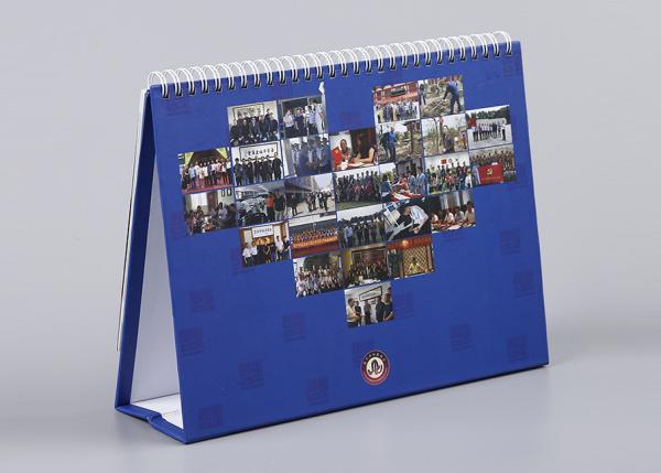 Calendário de mesa matte do escritório da base do cartão do revestimento com o emperramento espiral de metal branco
