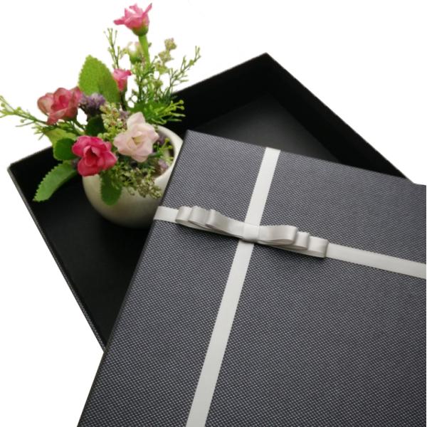 Boîte-cadeau de luxe de chemise imprimé par logo fait sur commande de caisse d'emballage de T-shirt de carton