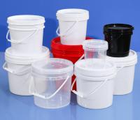 Un seau rond en plastique pour le stockage des jouets