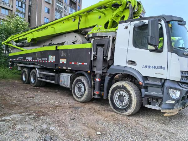 Second-hand Cement Pump Truck Zoomlion 62 Meter with Benz Chassis for Large Construction Site 4 Axle in Green and Grey