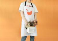 Filles blanches de toile cuisine de 60 x de 80cm faisant cuire le tablier