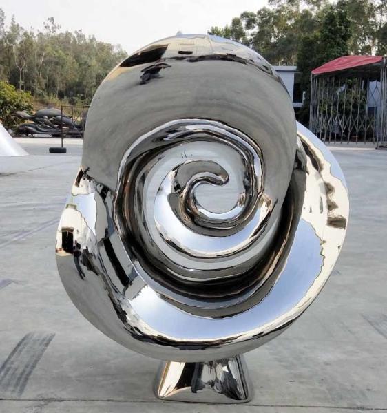 O jardim do metal floresce a decoração lustrada feito a mão da escultura uma altura de 1,8 medidores