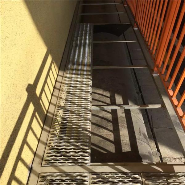 Проступи металла диаманта распорки сжатия скида безопасности анти- нержавеющим пефорированные каналом