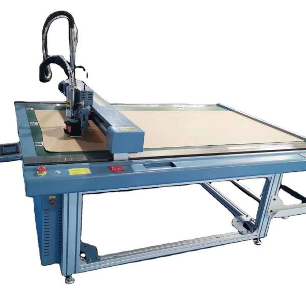 Machine de découpe de tissu en maille, panneau en mousse PVC et tissus non tissés avec épaisseur de coupe ≤ 3 mm