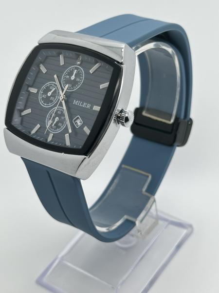 Une montre de poignet de quartz élégant avec un bracelet en cuir lumineux pour les hommes à la mode