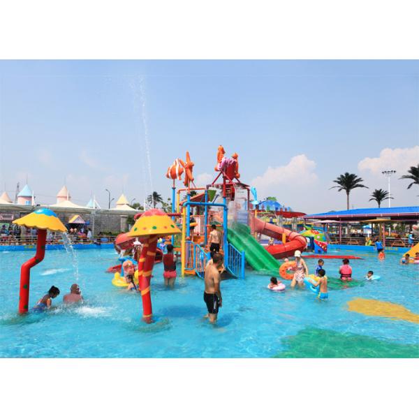 Дети играют оборудование спортивной площадки воды водных горок на открытом воздухе