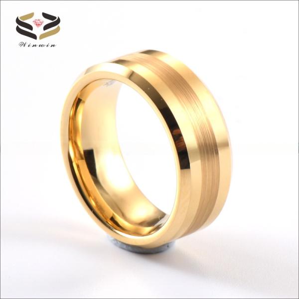 Anneau de mariage en carbure de tungstène pour homme avec centre brossé de 8 mm et bords en doré poli 18K