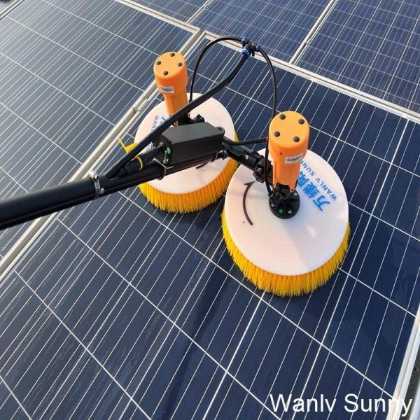Limpeza de lugares altos Limpeza de painéis solares com poste alimentado com água de 3,5 m e 2 cabeças de escova de fio de nylon