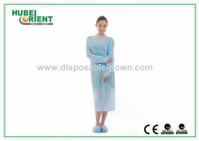 vestidos protetores descartáveis resistentes fluidos do CPE do uso 35-65g médico com os punhos do polegar para o hospital