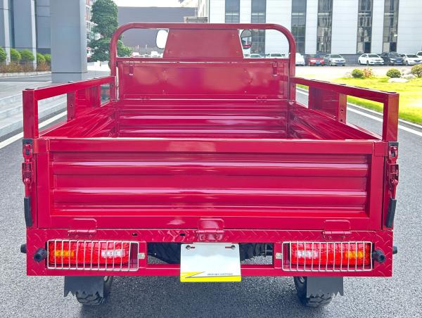 Gasoline Q1 Normal Cargo Tricycle Three Wheeler 150cc Air Cooled ‌With Inner Floating Small Booster Rear Axle And 600Kg Load Capacity And 23.3Km/L Fuel Consumption