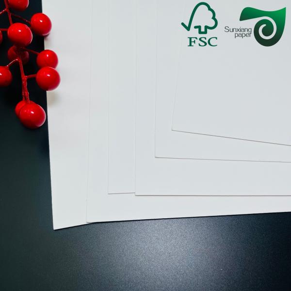 Papel de cobre de 70 gramos en rodillos únicos para aplicaciones de etiquetado Papel C1S brillante FSC