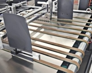 JIGUO High Precision Positioning Window Patching Full Servo Flat Window Patching Machine For Packaging