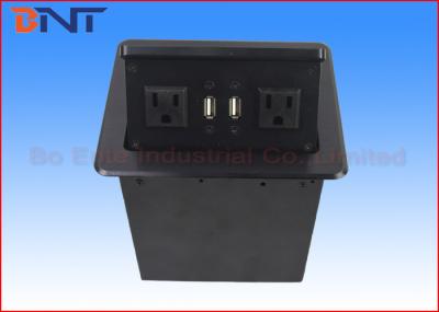 PNF acima da caixa do soquete com carregador de USB, PNF do Desktop acima da tomada padrão dos E.U.