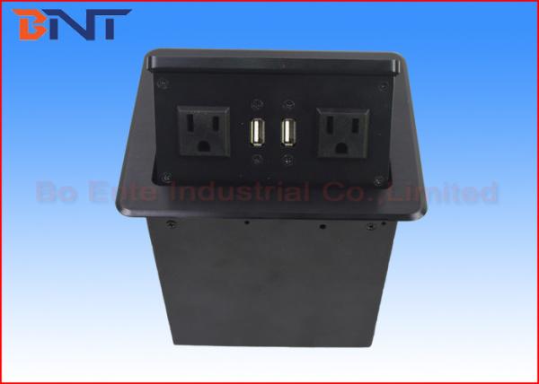 PNF acima da caixa do soquete com carregador de USB, PNF do Desktop acima da tomada padrão dos E.U.