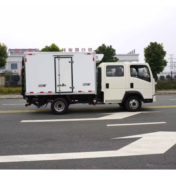 HOWO Double Cabin Refrigerator Refrigerated Van Box Transport Food Cooling Cargo Truck With Tailgate