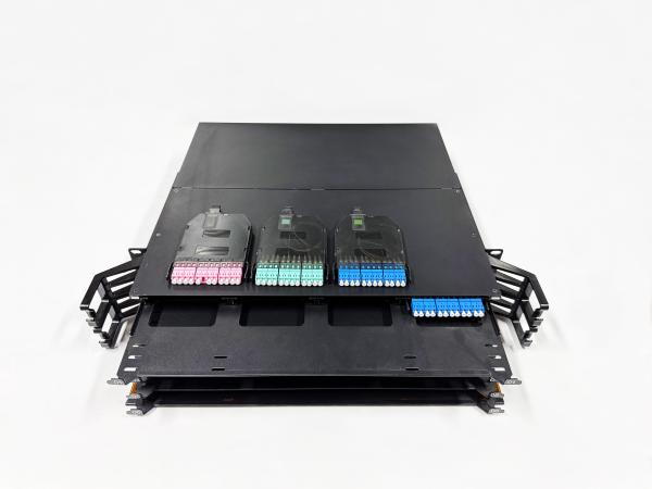 Densité élevée 2U 19 pouces 144 Noyau pour MPO à LC MTP Déchargement de diapositive Panneau de patch en fibre optique MPO Rack Data Center Solution