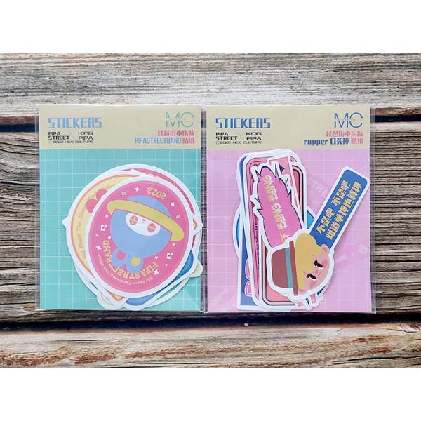 La etiqueta engomada linda del vinilo embala prenda impermeable de encargo del Pvc cortó las etiquetas engomadas con tintas para el monopatín del ordenador portátil