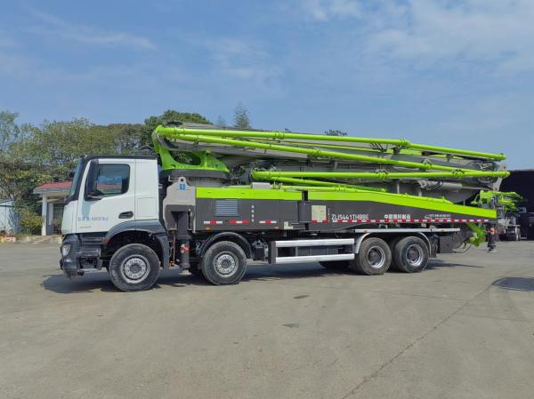 Pompes à béton utilisées Zoomlion Pompes montées sur camion ZLJ5441THBBE 56X-6RZ Avec de bonnes performances