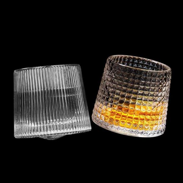 Des tasses d'eau en verre cristallin de qualité supérieure. Grade alimentaire sans plomb.