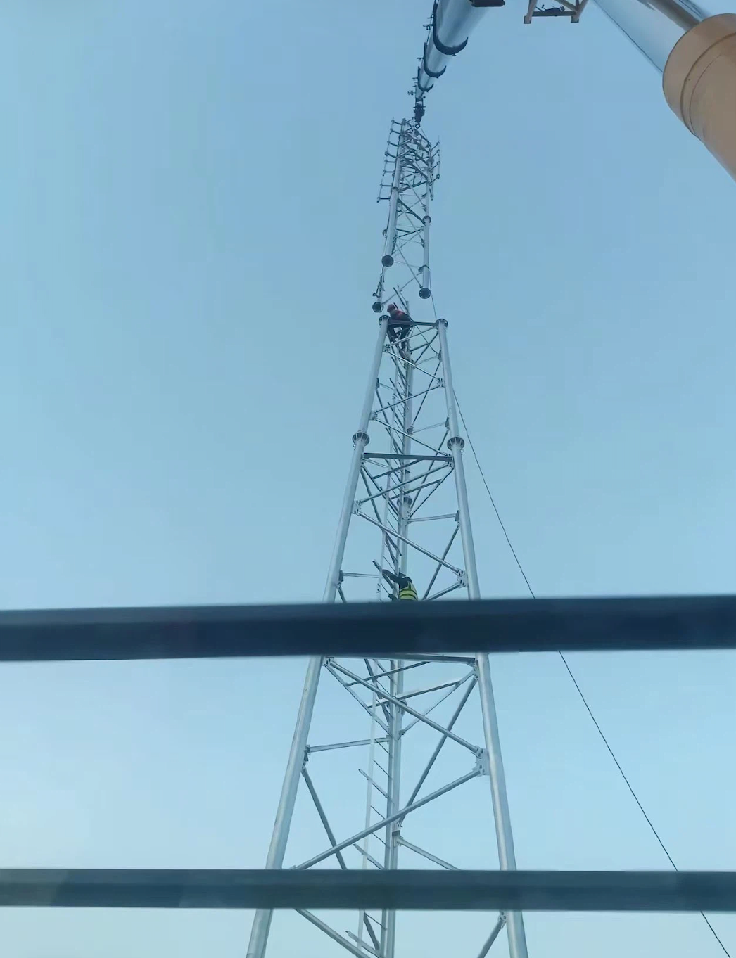 Earthquake Resistant Communication Steel Tower Three Tube Tall Metal Tower Anti Corrosion