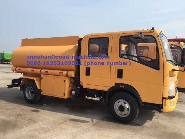 Double Seats 4x2 Fuel Tank Truck SINOTRUK HOWO 5m3 With Engine Chaochai And Cab 2080