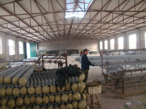 china supplier barbed wire chain link fence, stainless steel chain link fence