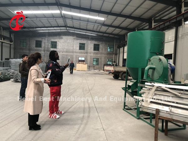 Máquina de mistura e moagem de forragem para a produção de rações para a quinta de frangos Doris