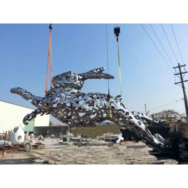 Лужайка современного металла животная орнаментирует кролика нержавеющей стали идущего