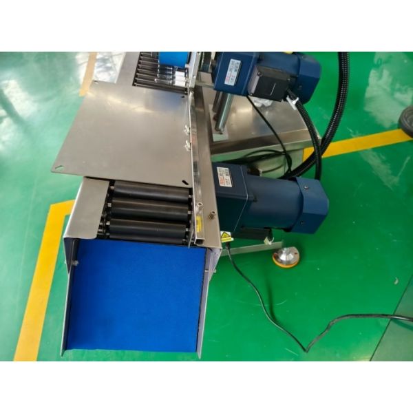 Automatic Label Applicator Cosmetic Labeling Machine With PLC Control Self Adhesive Label Paper