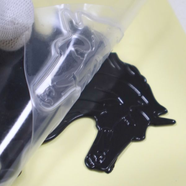 Black Running Horse TPU Heat Transfer Label – 3D Embossed Voltage Patch for Garment & Bag Branding