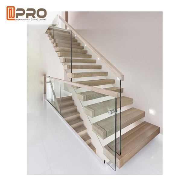 Limpando com jato de areia a balaustrada de alumínio inoxidável do metal da escada do plexiglás