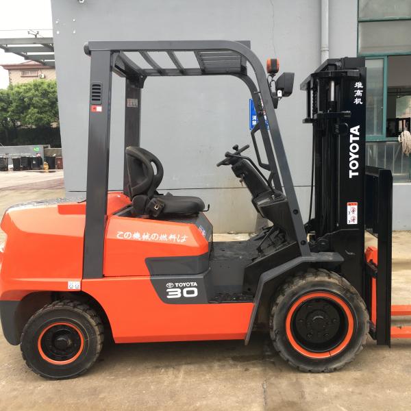 Used Toyota ZN 3-Ton Diesel Forklift in Striking Red, Combining High-Load Capacity with Durable Construction for Heavy-Duty Warehouse Operations
