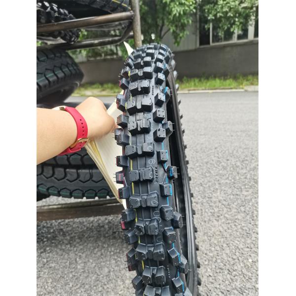 Фронт с автошины мотоцикла дороги