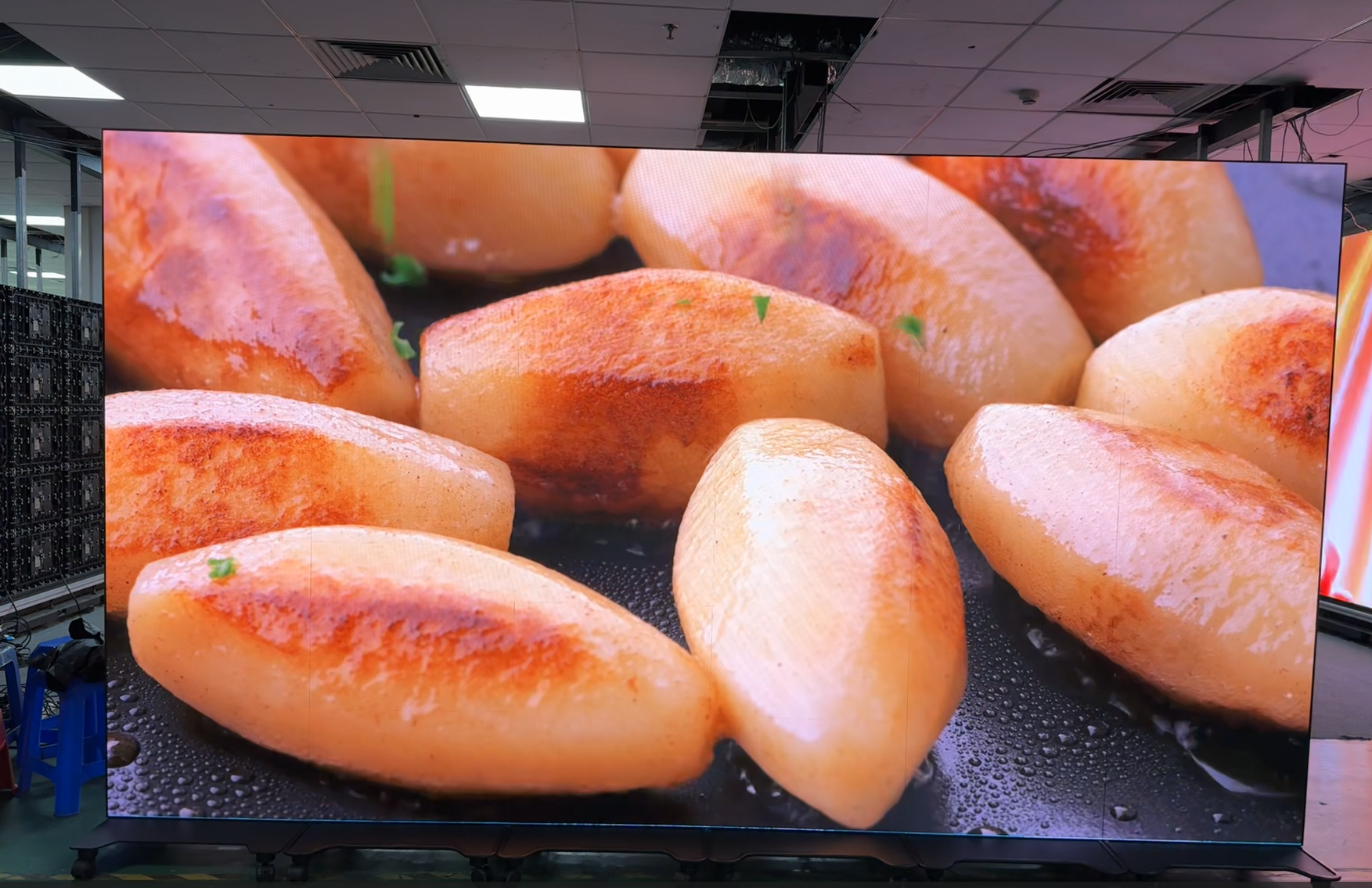 COB LED Poster Display with Flip Chip on Board Technology, 16-bit Processing, and Front Service Maintenance for Indoor Advertising