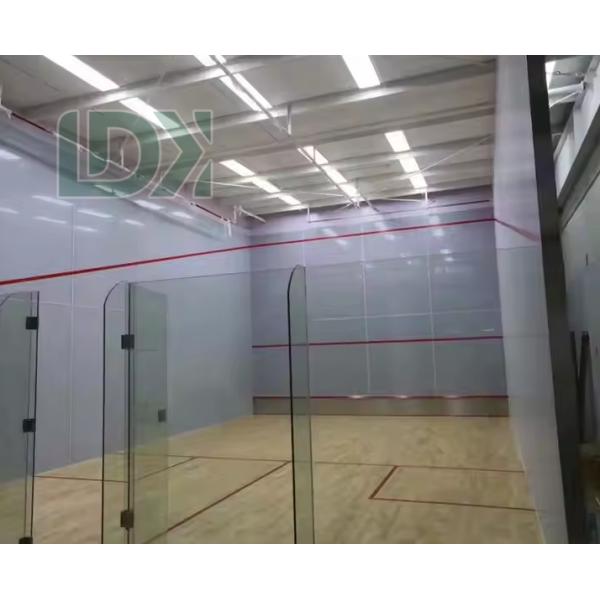 Lugar de squash con pared frontal de vidrio templado y luces