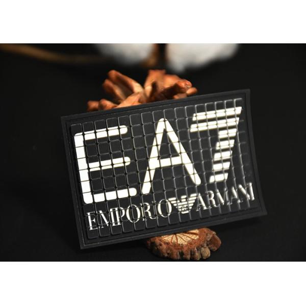 Adesivos impressos em tela personalizados de silicone , etiquetas de roupas laváveis ​​de silicone