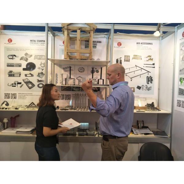 Черная промышленная железная труба Настенная одежда Рельсовый пальто Полотенце Хранилище Винтажная стойка Ткань вешалка Поставка