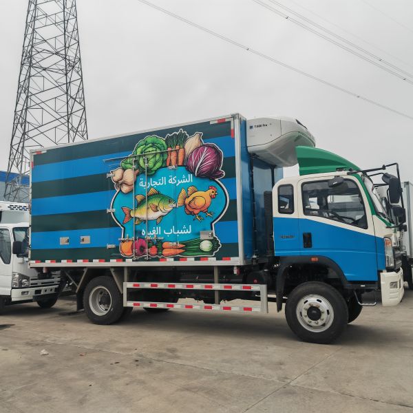 Howo 4*4 Box Truck Van Small Refrigerated Live Fish Transport Camion Refrigerado Truck
