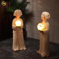 Dames classiques tenant le lampadaire pour la chambre à coucher de salon d'hôtel