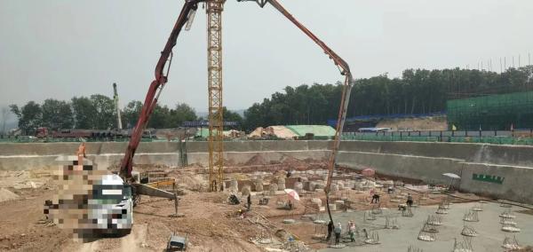 240m 178 pompe à béton à cylindre sur châssis Hino en bon état d'origine 2013