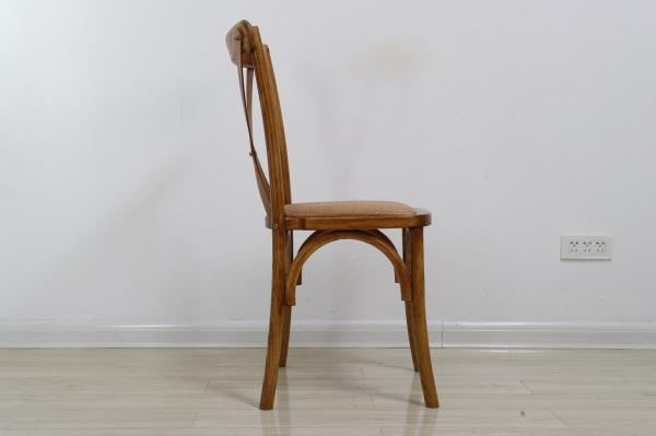 Emballage du courrier Chaises à dos croisé en bois pour le design antique dans les restaurants et les mariages