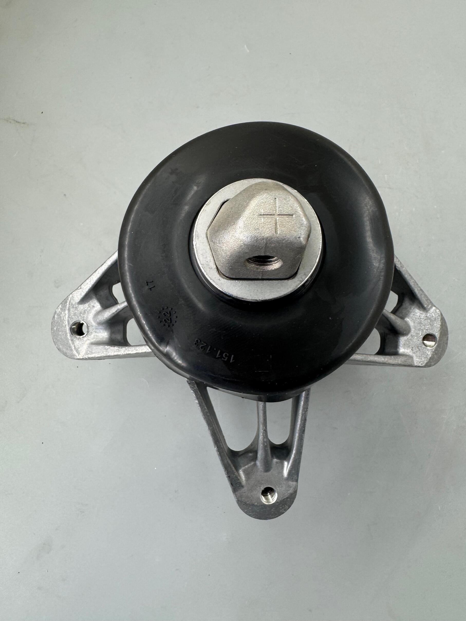 BOIGEVIS High Quality Engine Mounts 1672405400 for Benz