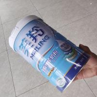 As cabras brancas de creme frescas ordenham o volume do pó para a criança 100% puro