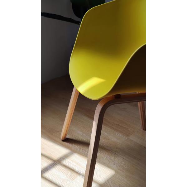 Dust Proof White Chair With Wooden Legs 80cm Polypropylene Outdoor Dining Chairs