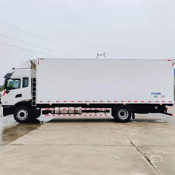 Seafood and Live Fish Transport Truck 6-meter-8 Dongfeng Diesel Fuel Type Box Dimensions L x W x H mm 6800*2400*2500 mm