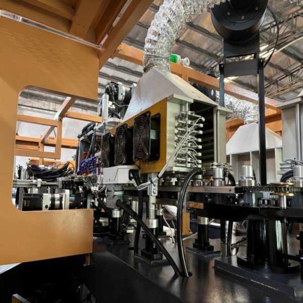 550ml-1500ml Water Bottling Equipment Carbonated Drink Packaging Machine