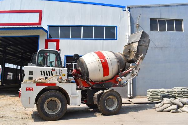 Yuchai Engine Automatic Feeding Mobile Cement Mixer Trucks With 2 Cubic Meter Output